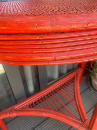 Mesa de ratán roja semicircular
