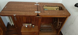 Máquina de coser en mueble de madera vintage