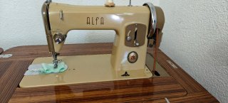 Máquina de coser en mueble de madera vintage