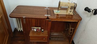Máquina de coser en mueble de madera vintage