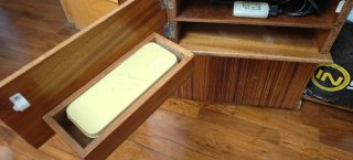 Máquina de coser en mueble de madera vintage