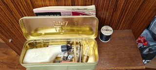 Máquina de coser en mueble de madera vintage
