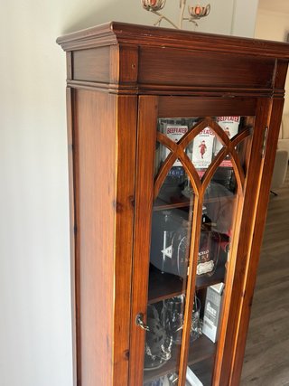 Vitrina madera pino con cristal