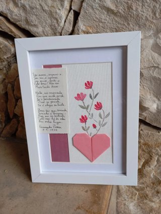 Quadro com poema e coração origami