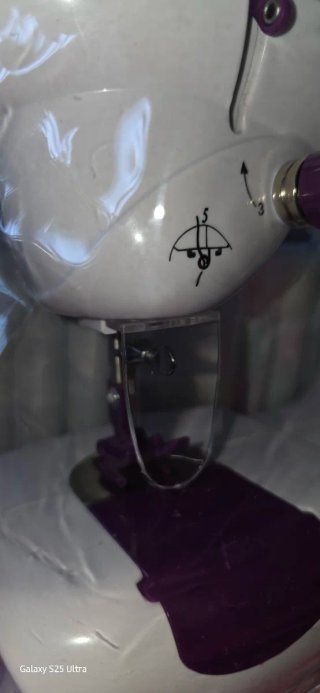 Mini máquina de coser con hilos