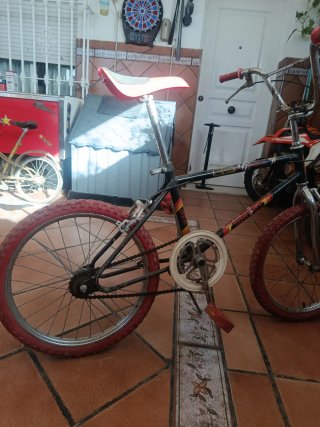Bicicleta BMX Roja y Negra