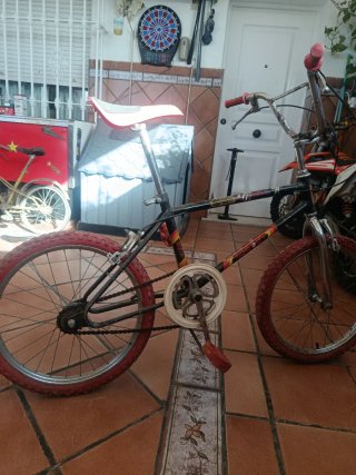 Bicicleta BMX Roja y Negra