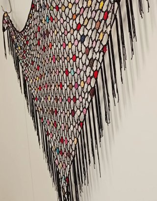 CHAT TRIANGULAR DE CROCHET HECHO A MANO