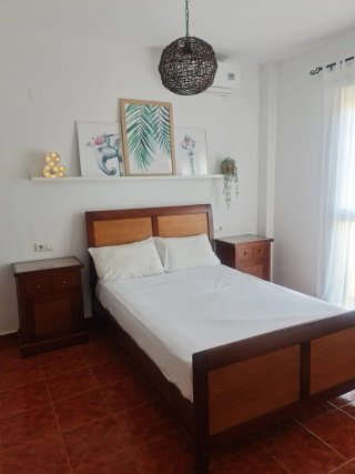 Cama Matrimonio + 2 Mesitas Madera