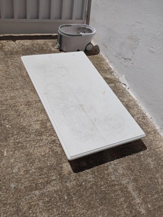 Mesa de cocina blanca robusta