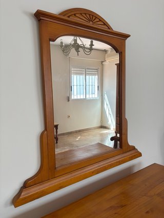 Cómoda de madera con espejo