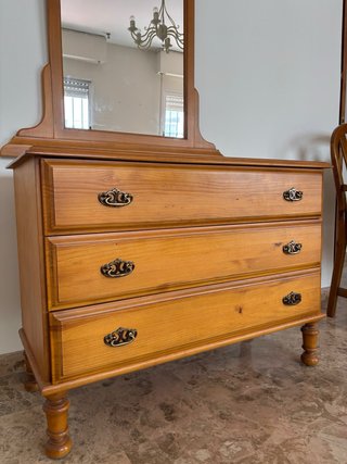 Cómoda de madera con espejo