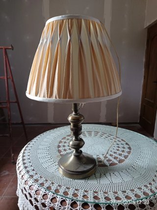 Lámpara de mesa beige y dorada