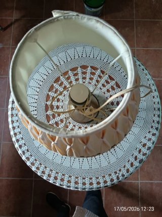 Lámpara de mesa beige y dorada