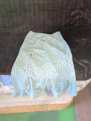 Falda verde con estampado blanco Talla M