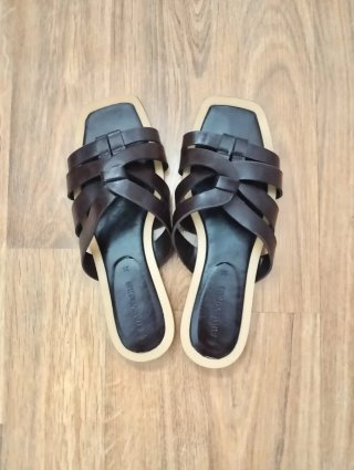 Sandalias pala Stradivarius piel marrón talla 36.