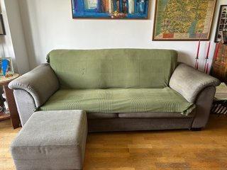 Sofá gris IKEA con puff