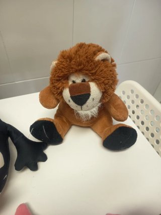 Lote peluches: Vaca, León, Delfin y Muñeca