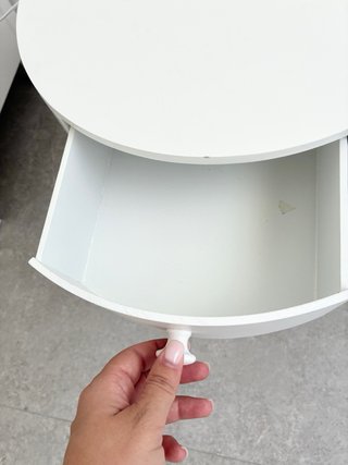 Mesita de noche blanca con patas de madera