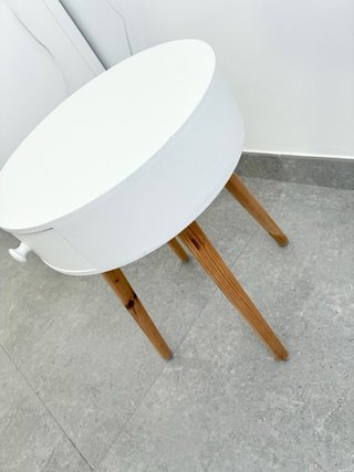 Mesita de noche blanca con patas de madera