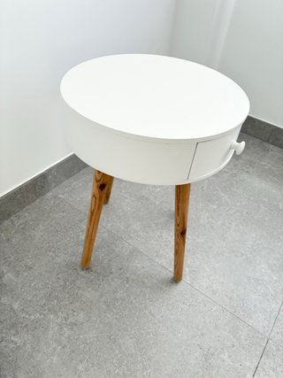 Mesita de noche blanca con patas de madera