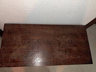 Baúl de madera tallada con herrajes dorados