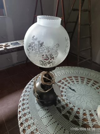 Lámpara de mesa dorada y blanca