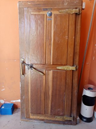 Puerta de congelador antigua de madera