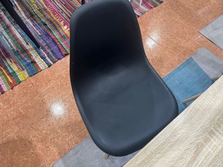 Mesa 140cm + 4 Sillas Diseño Nórdico