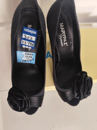 Zapatos de tacón negros con lazo