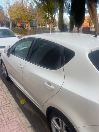 Coche blanco 5 puertas