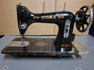 Máquina de coser SIGMA negra y dorada