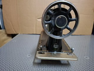 Máquina de coser SIGMA negra y dorada