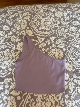 Top asimétrico morado talla M.