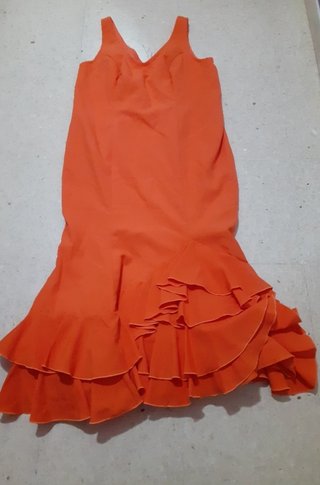 Traje Flamenca Naranja con Volantes y elegante.