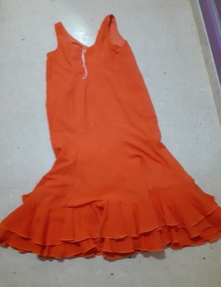 Traje Flamenca Naranja con Volantes y elegante.