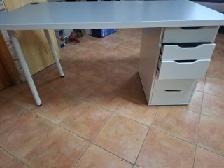Scrivania grigia con cassettiera bianca