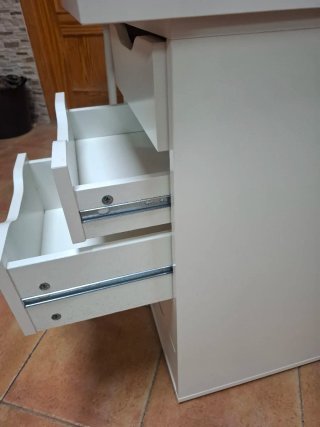 Scrivania grigia con cassettiera bianca