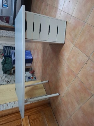 Scrivania grigia con cassettiera bianca