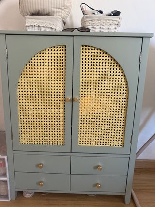 Comodino verde con dettagli in rattan