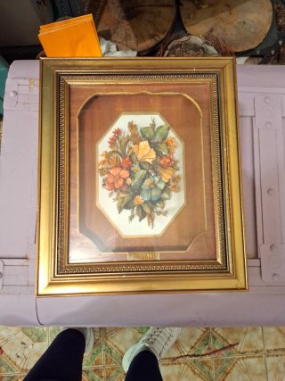 Cuadro de flores en relieve dorado
