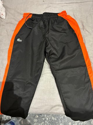 Pantalón de chándal Lacoste negro y naranja