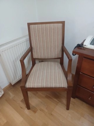 Regalo Silla de madera con tapizado beige