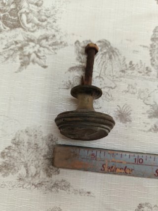 Pomo de metal antiguo