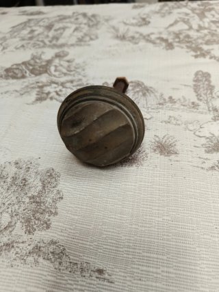 Pomo de metal antiguo
