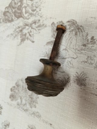 Pomo de metal antiguo