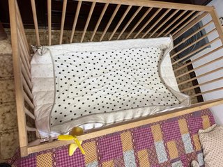 Cuna de bebé de madera con colcon