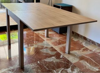 Mesa de comedor extensible de madera cuadrada