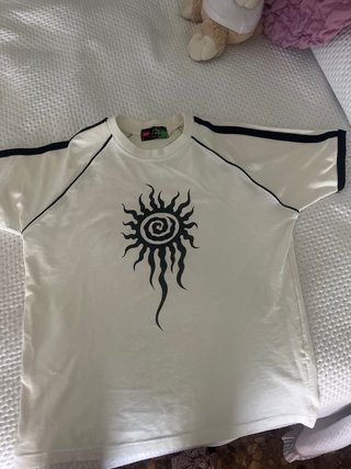Camiseta blanca con estampado de sol