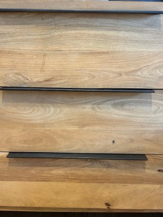 Cómoda de madera y metal